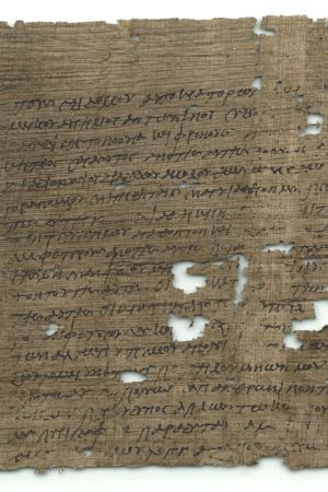 Beispielbild eines Papyrus mit Fraßlöchern: Es handelt sich um P.Lips. inv. 153, mit einem Fragment von Homers Odyssee