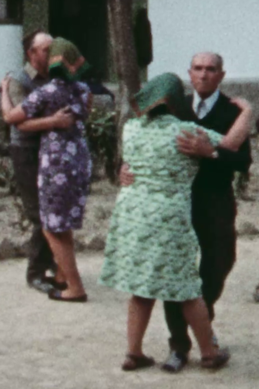 Ein Screenshot aus alten Filmaufnahmen zeigt zwei tanzende Paare