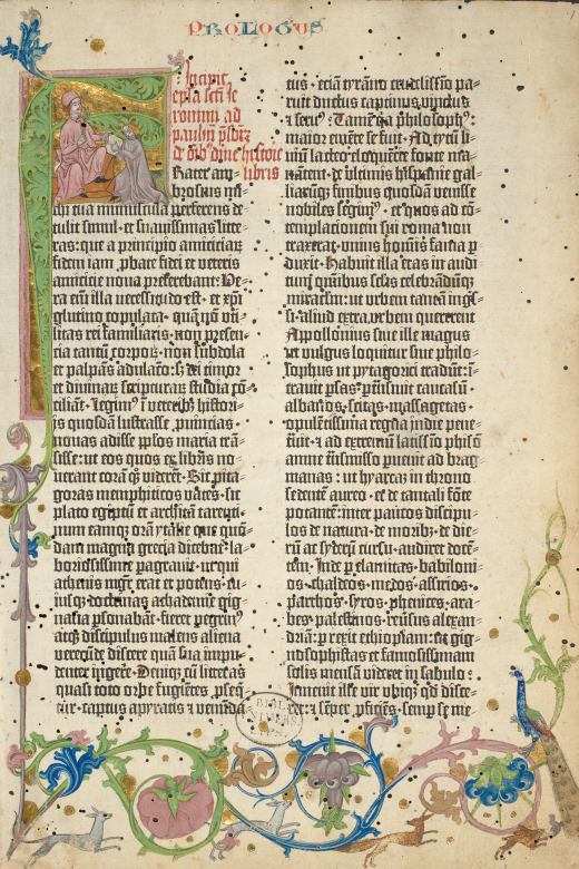 Digitalisat eines frühen Bibeldrucks, zweispaltig, mit bunter Rankenverzierung, gemalten Tieren und großer Initiale, die den Heiligen Hieronymus zeigt