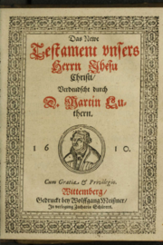 Digitalisat einer Ausgabe des Neuen Testaments von 1610, Titel abwechselnd in schwarz und rot gedruckt, in der Mitte ein Portrait von Martin Luther