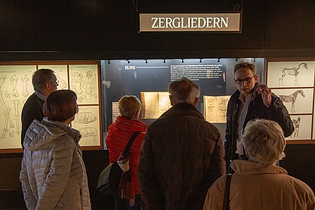 Kurator Mustafa Haikal mit Gästen der Ausstellungseröffnung