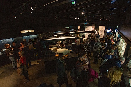 Blick in den Ausstellungsraum während der Ausstellungseröffnung